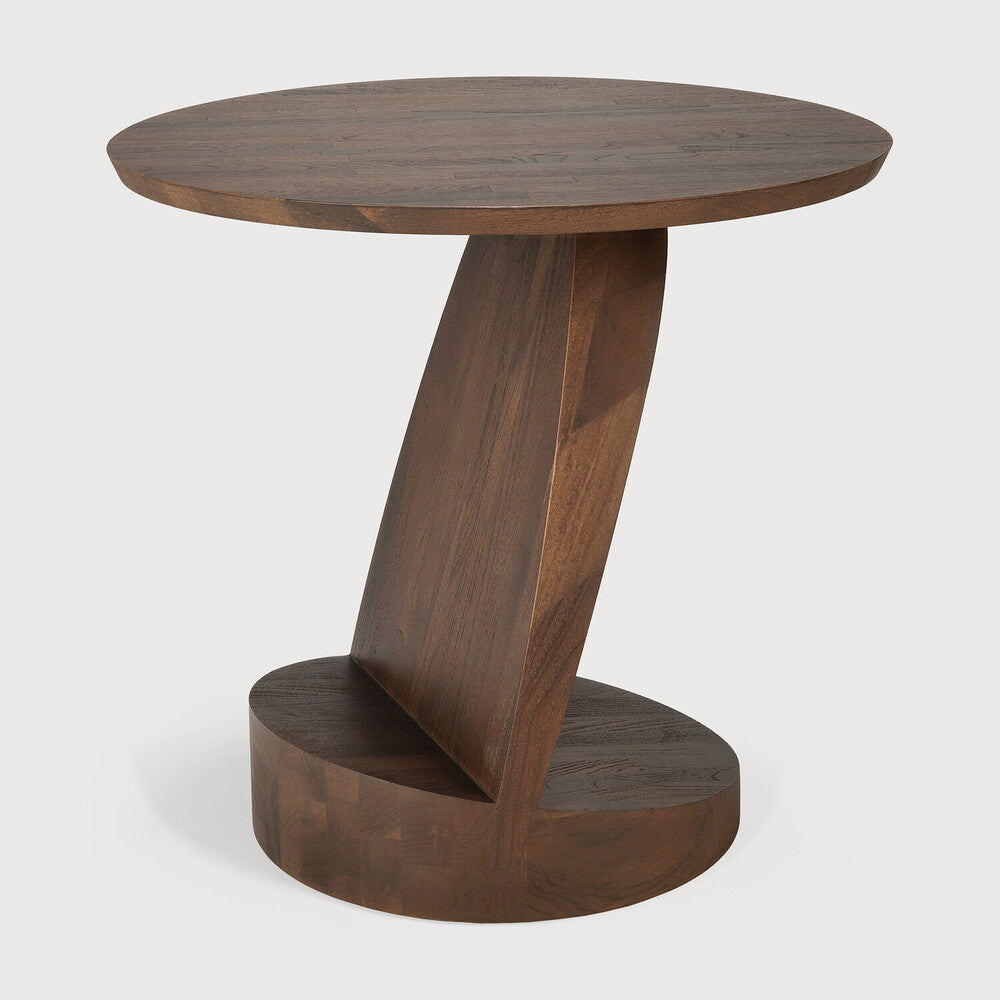 Table d’appoint Oblic d’Ethnicraft en teck brun sculptural-03