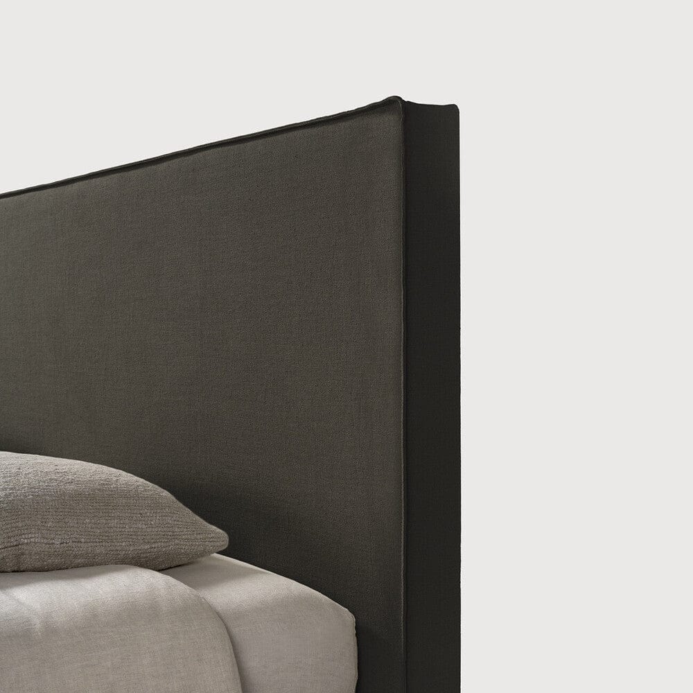 Housse de lit amovible Ethnicraft Revive de couleur gris - texture de tissu épurée et moderne mise en valeur sur un lit élégamment arrangé