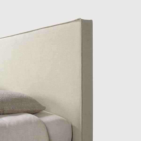 Housse de lit amovible Ethnicraft Revive de couleur sable - texture de tissu douce et élégante présentée sur un lit soigneusement fait