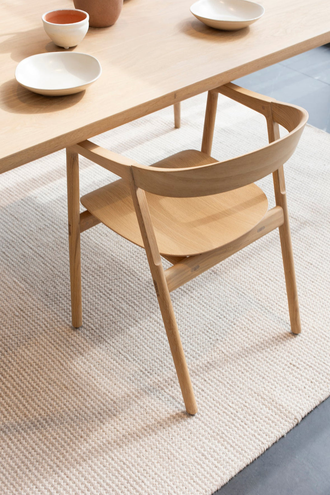 Chaise Gazzda Muna en chêne massif avec dossier courbé et assise rembourrée-29