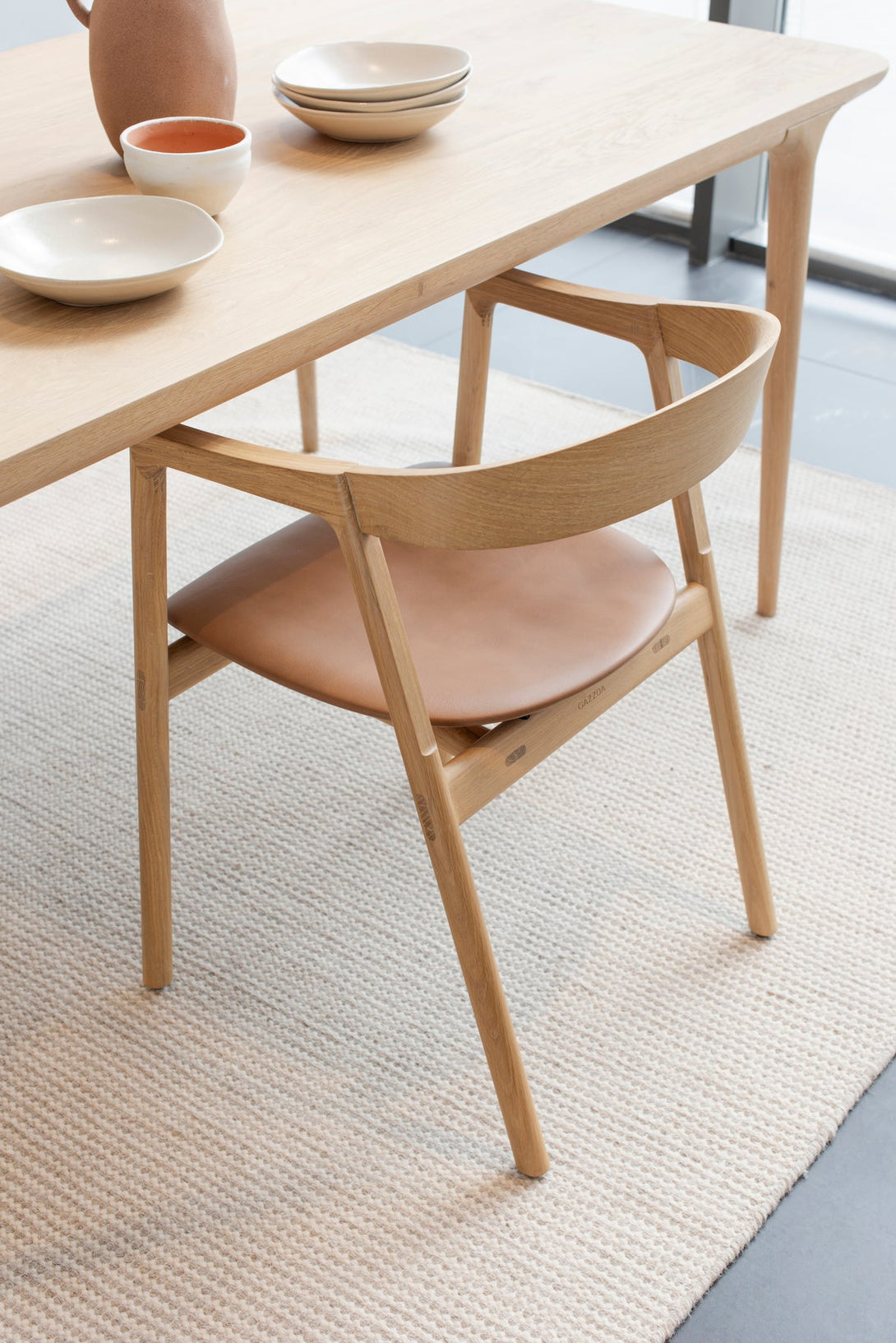 Chaise Gazzda Muna en chêne massif avec dossier courbé et assise rembourrée-19