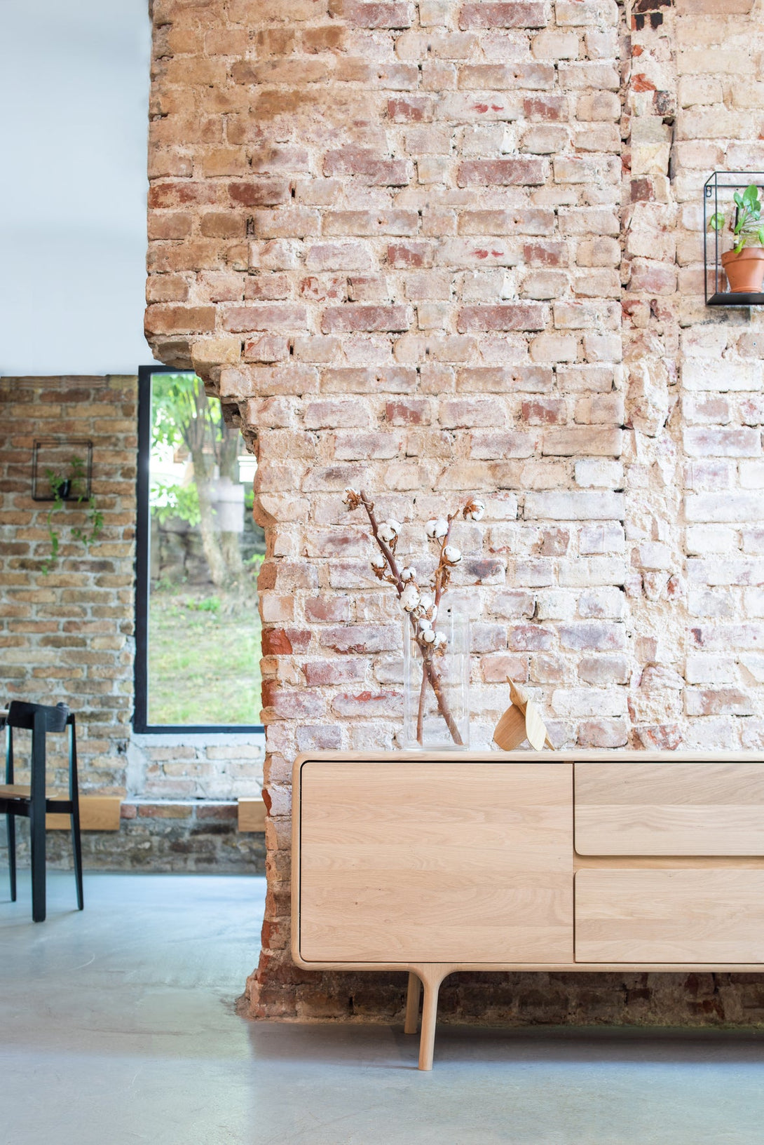 Buffet Gazzda Fawn en chêne ou noyer massif avec portes et tiroirs à fermeture douce-05