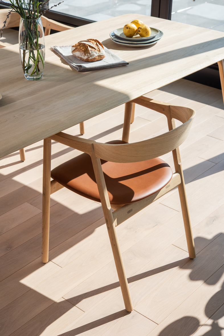 Chaise Gazzda Muna en chêne massif avec dossier courbé et assise rembourrée-18