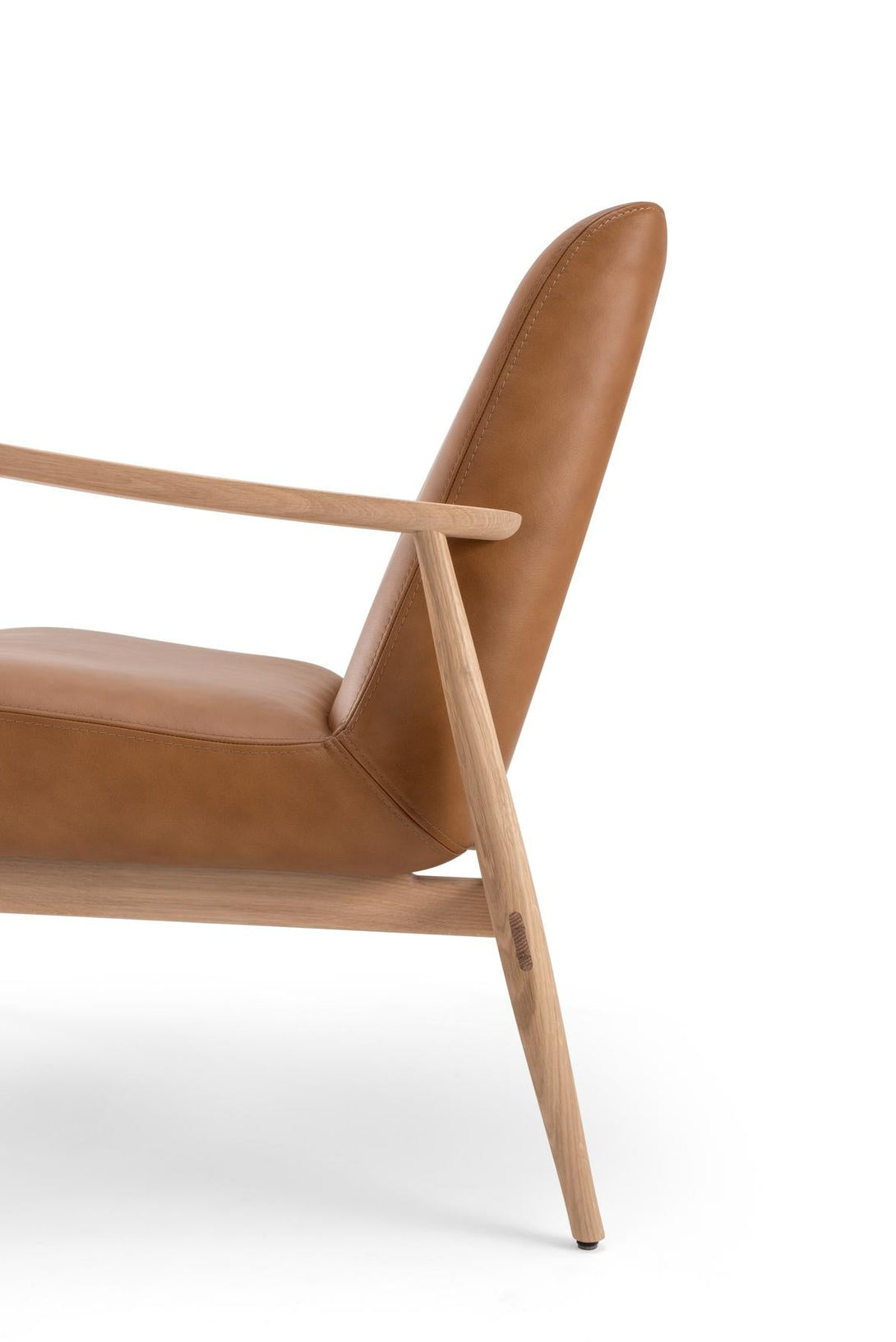Fauteuil Gazzda Aska en bois massif avec assise rembourrée en cuir ou tissu-07