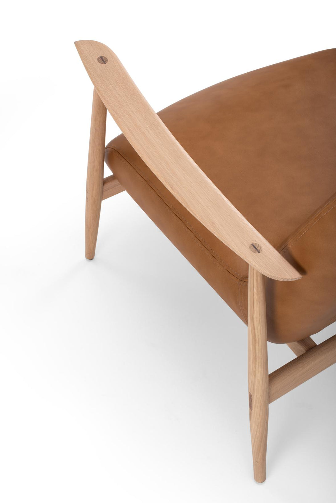 Fauteuil Gazzda Aska en bois massif avec assise rembourrée en cuir ou tissu-08