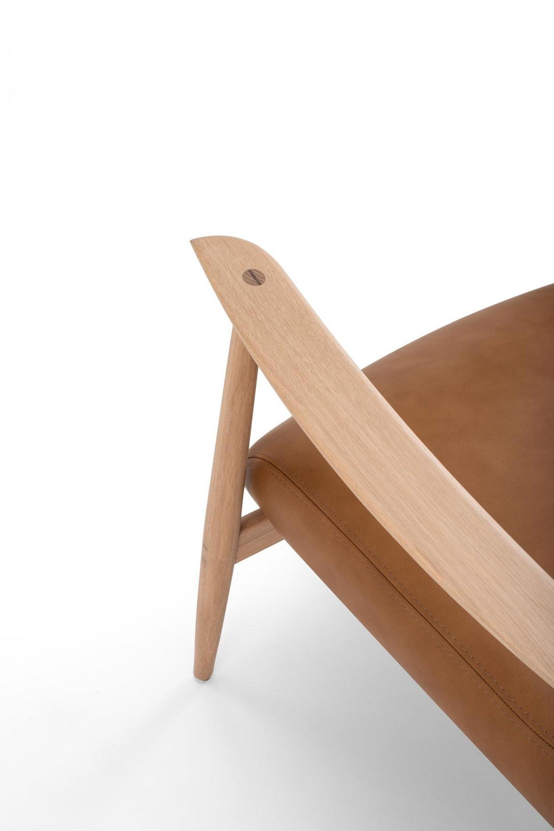 Fauteuil Gazzda Aska en bois massif avec assise rembourrée en cuir ou tissu-09