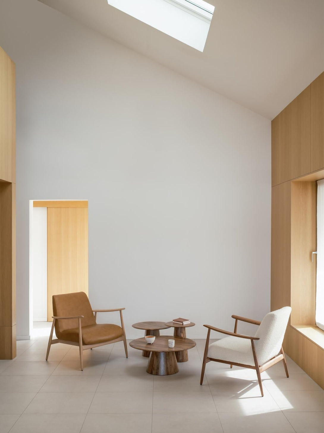 Table d’appoint Gazzda Mushroom en bois massif forme organique-20