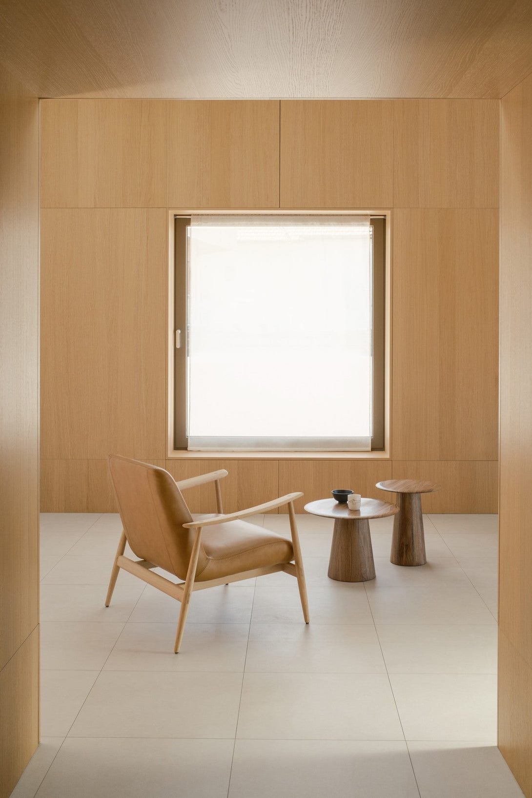 Table d’appoint Gazzda Mushroom en bois massif forme organique-36