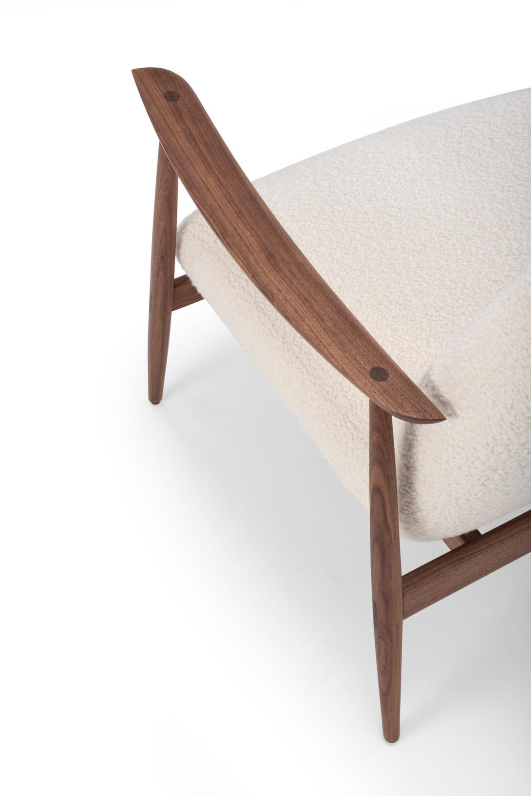 Fauteuil Gazzda Aska en bois massif avec assise rembourrée en cuir ou tissu-11