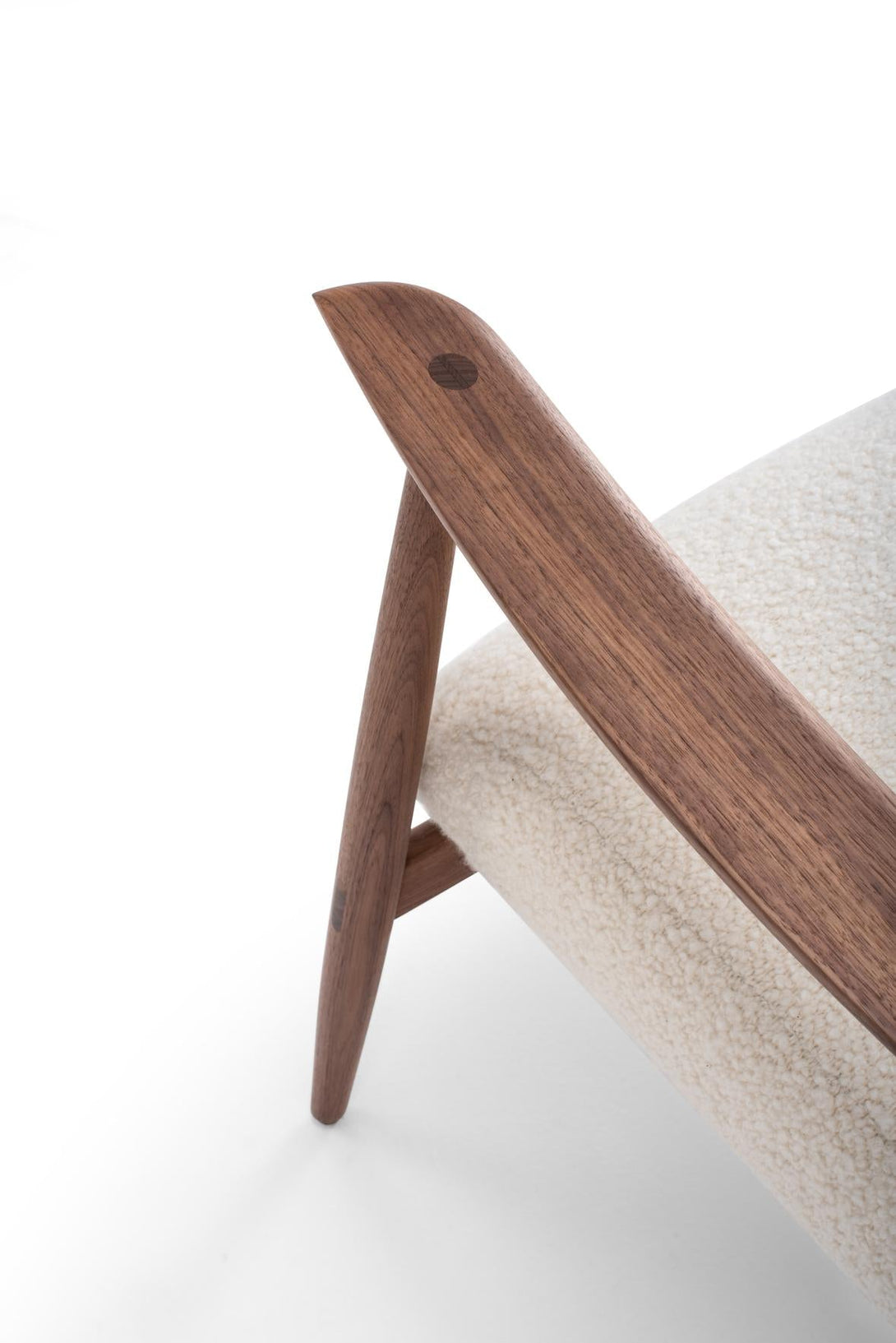 Fauteuil Gazzda Aska en bois massif avec assise rembourrée en cuir ou tissu-12