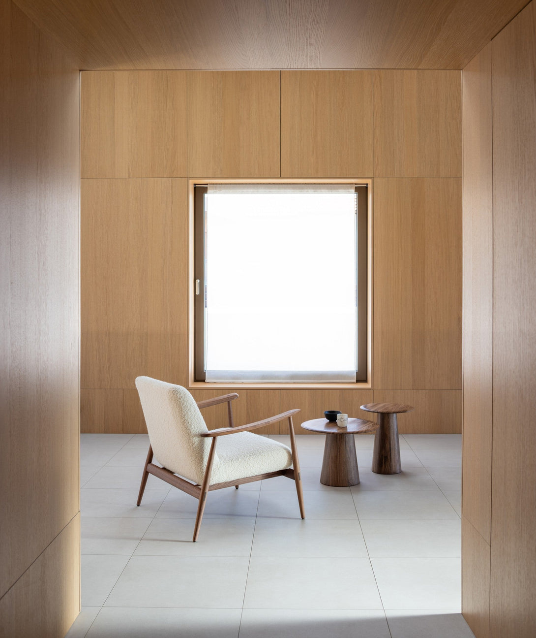 Table d’appoint Gazzda Mushroom en bois massif forme organique-17