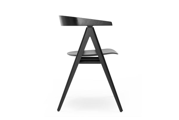 Chaise Gazzda Ava en chêne noir avec dossier courbé et structure en acier noir-01