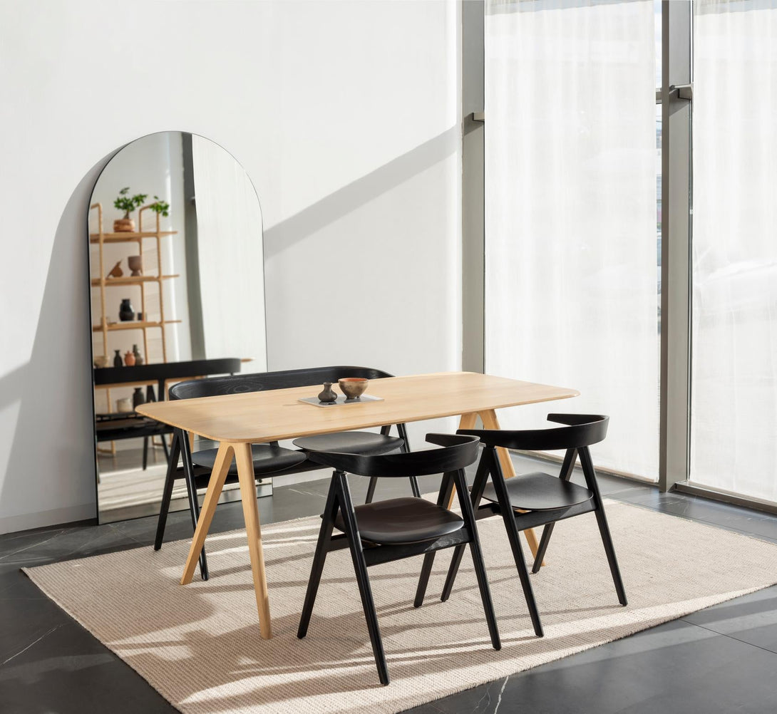 Table Gazzda Ava en chêne massif avec structure en A et finition White Oil-02
