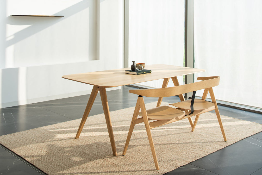 Table Gazzda Ava en chêne massif avec structure en A et finition White Oil-04