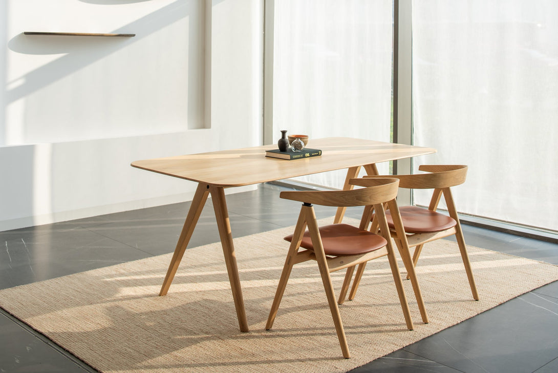 Table Gazzda Ava en chêne massif avec structure en A et finition White Oil-05