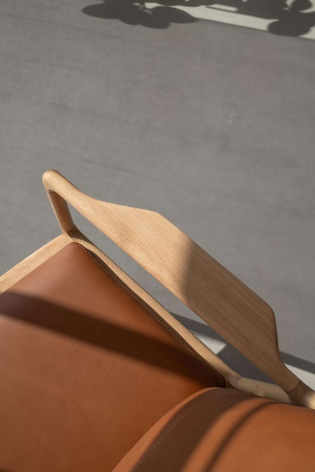 Fauteuil/Chair Gazzda Dedo Easy en chêne massif avec assise en cuir Dakar Whisky ou Stone-05