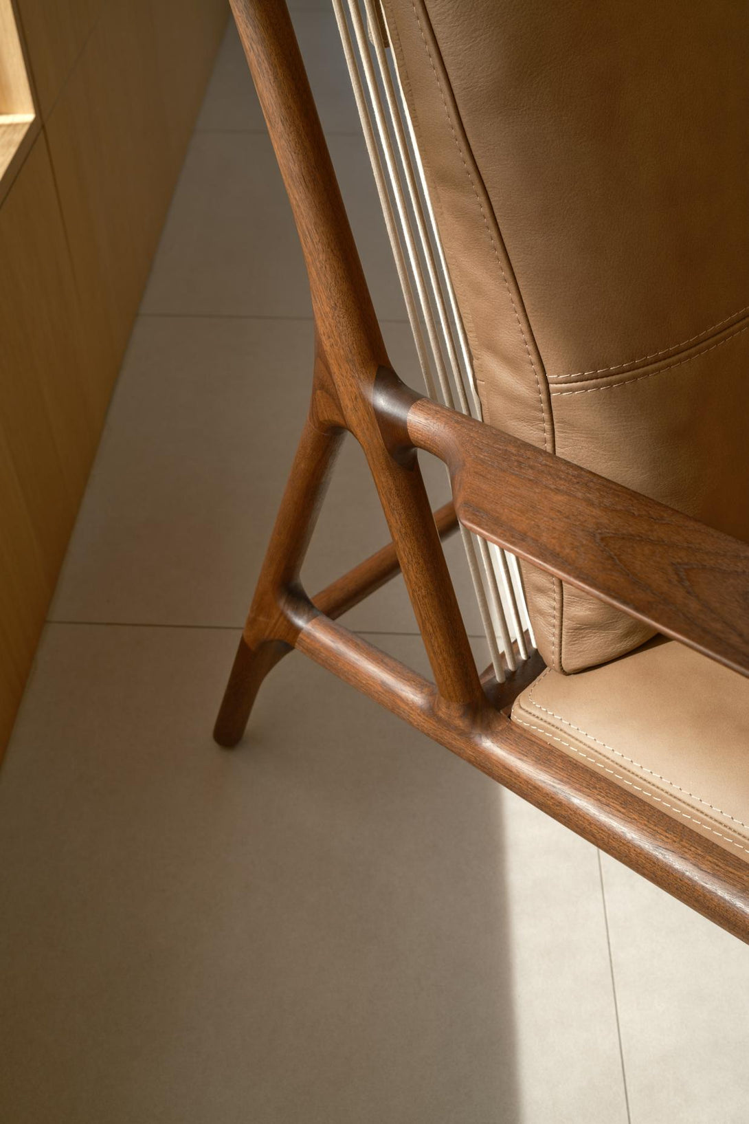 Fauteuil/Chair Gazzda Dedo Easy en chêne massif avec assise en cuir Dakar Whisky ou Stone-18