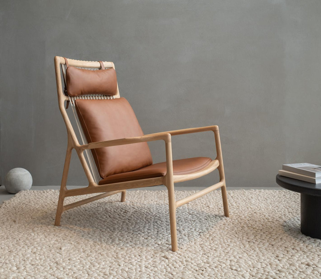 Fauteuil Gazzda Dedo Easy en bois massif avec assise en cuir Dakar Whisky et cordage blanc-02