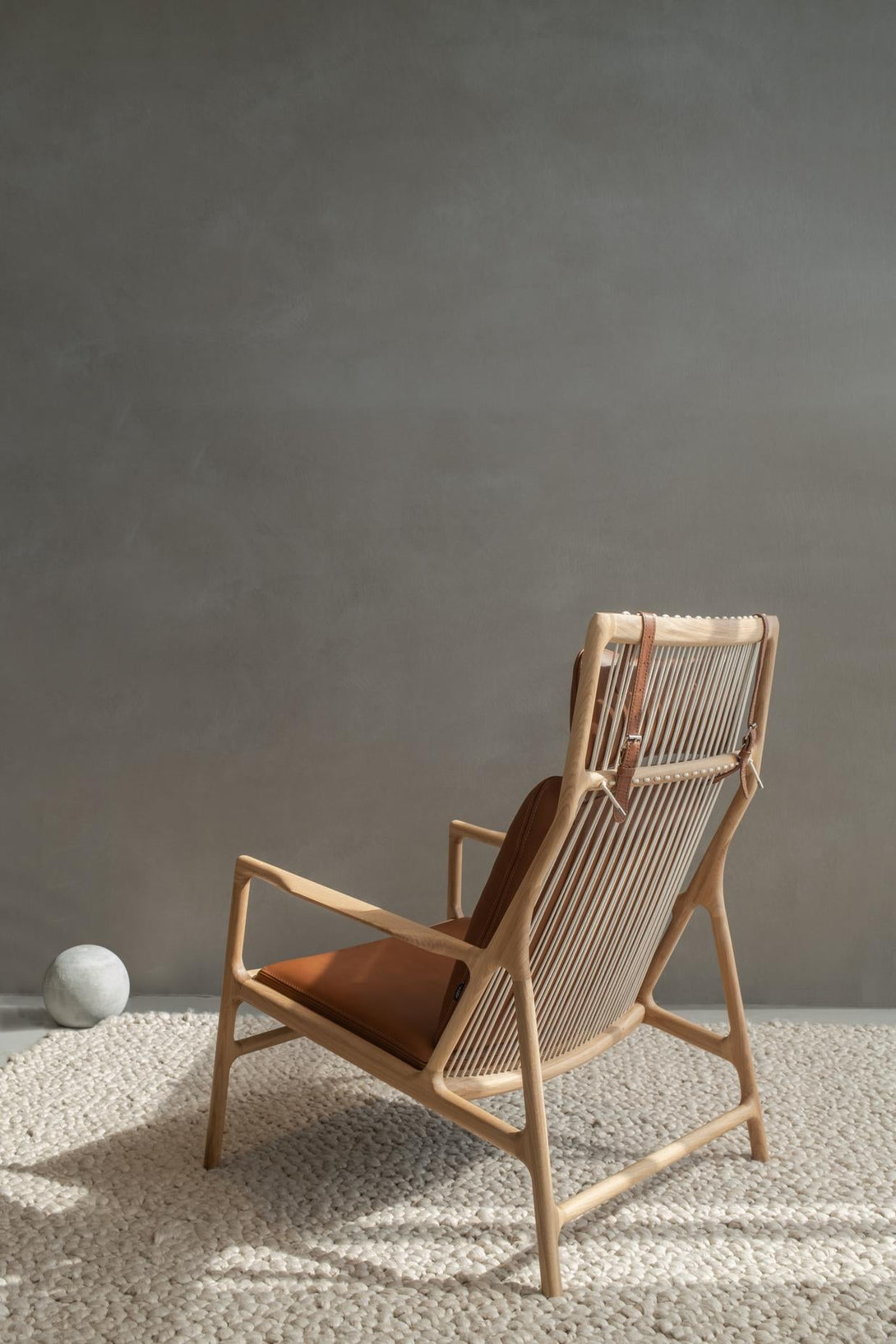 Fauteuil Gazzda Dedo Easy en bois massif avec assise en cuir Dakar Whisky et cordage blanc-04