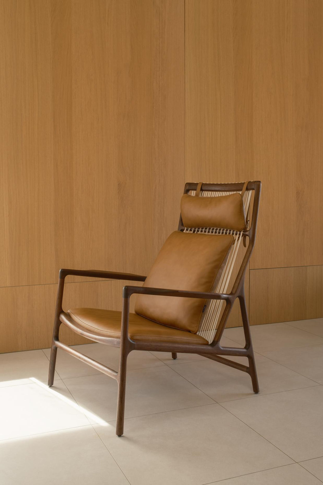 Fauteuil Gazzda Dedo Easy en bois massif avec assise en cuir Dakar Whisky et cordage blanc-17
