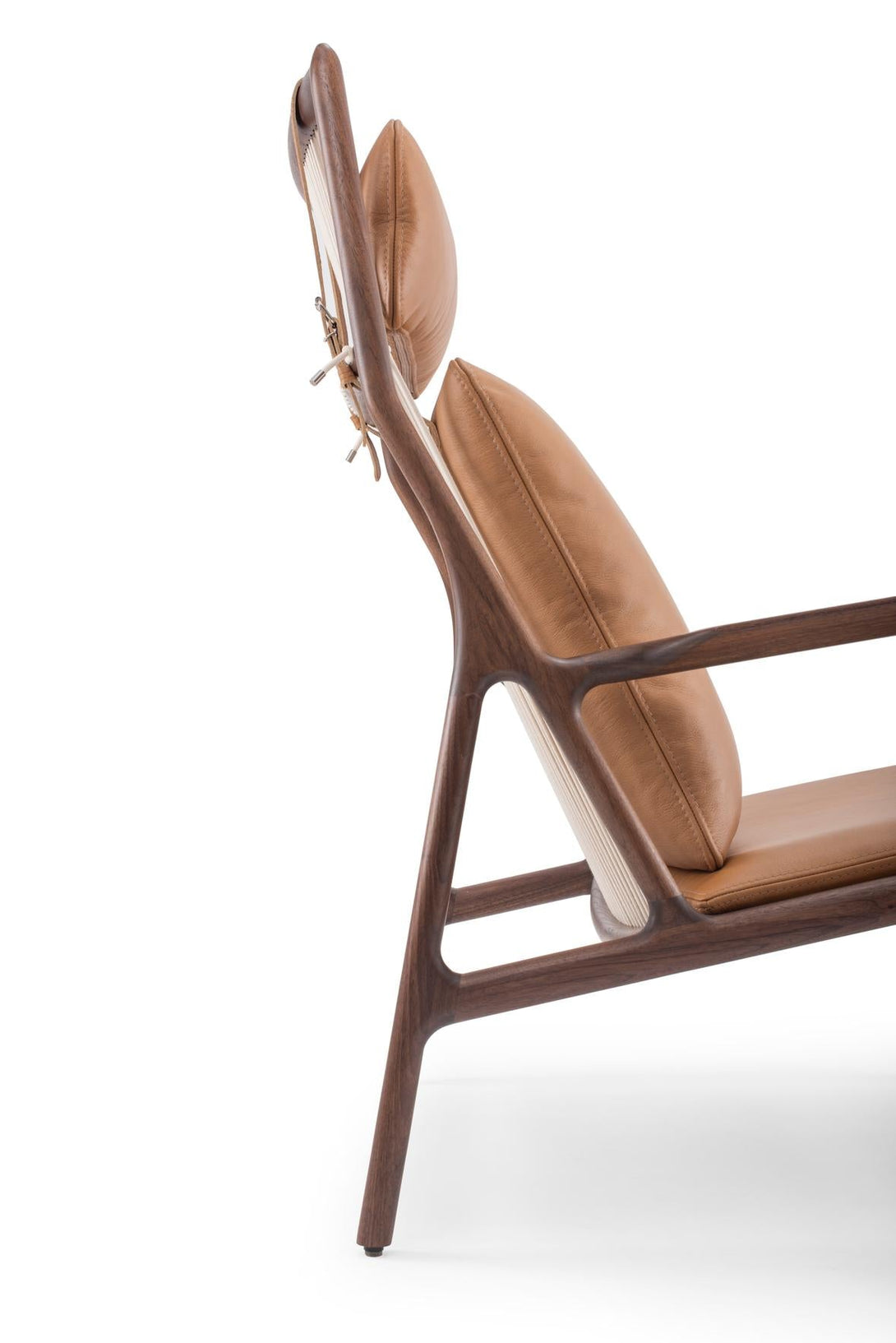 Fauteuil Gazzda Dedo Easy en bois massif avec assise en cuir Dakar Whisky et cordage blanc-23