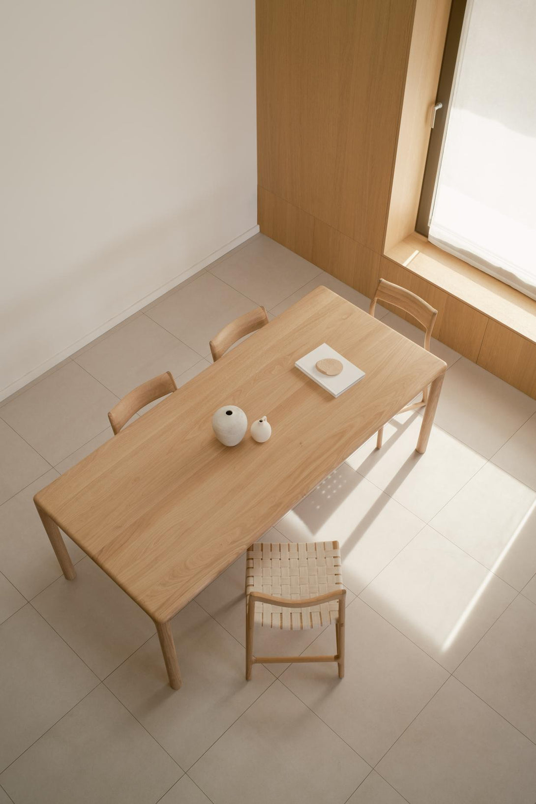 Table Gazzda Derven en chêne massif finition White Oil avec pieds d’angle arrondis-05
