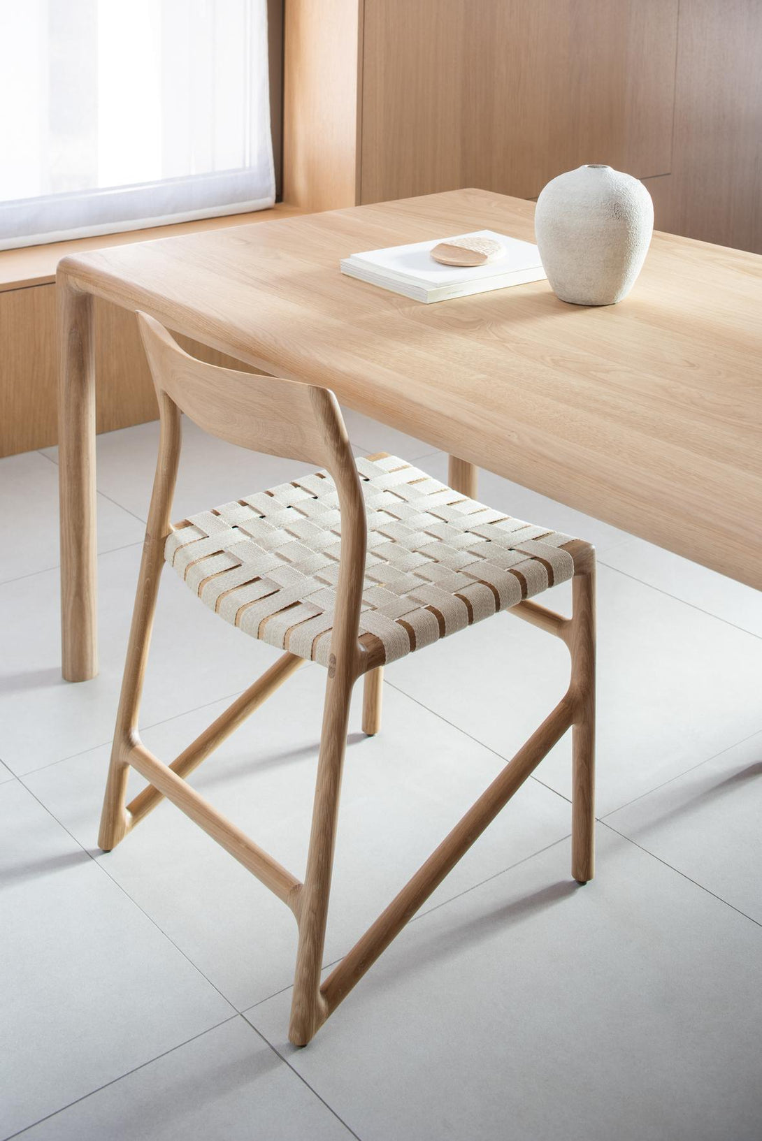 Table Gazzda Derven en chêne massif finition White Oil avec pieds d’angle arrondis-07