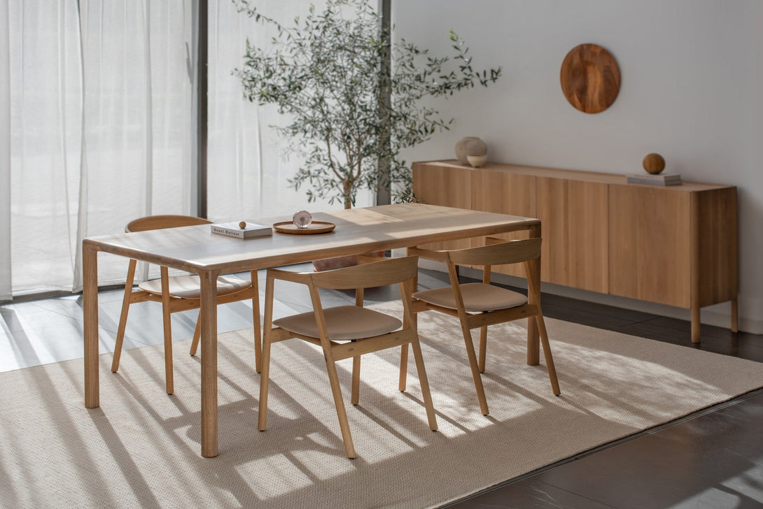 Table Gazzda Derven en chêne massif finition White Oil avec pieds d’angle arrondis-03