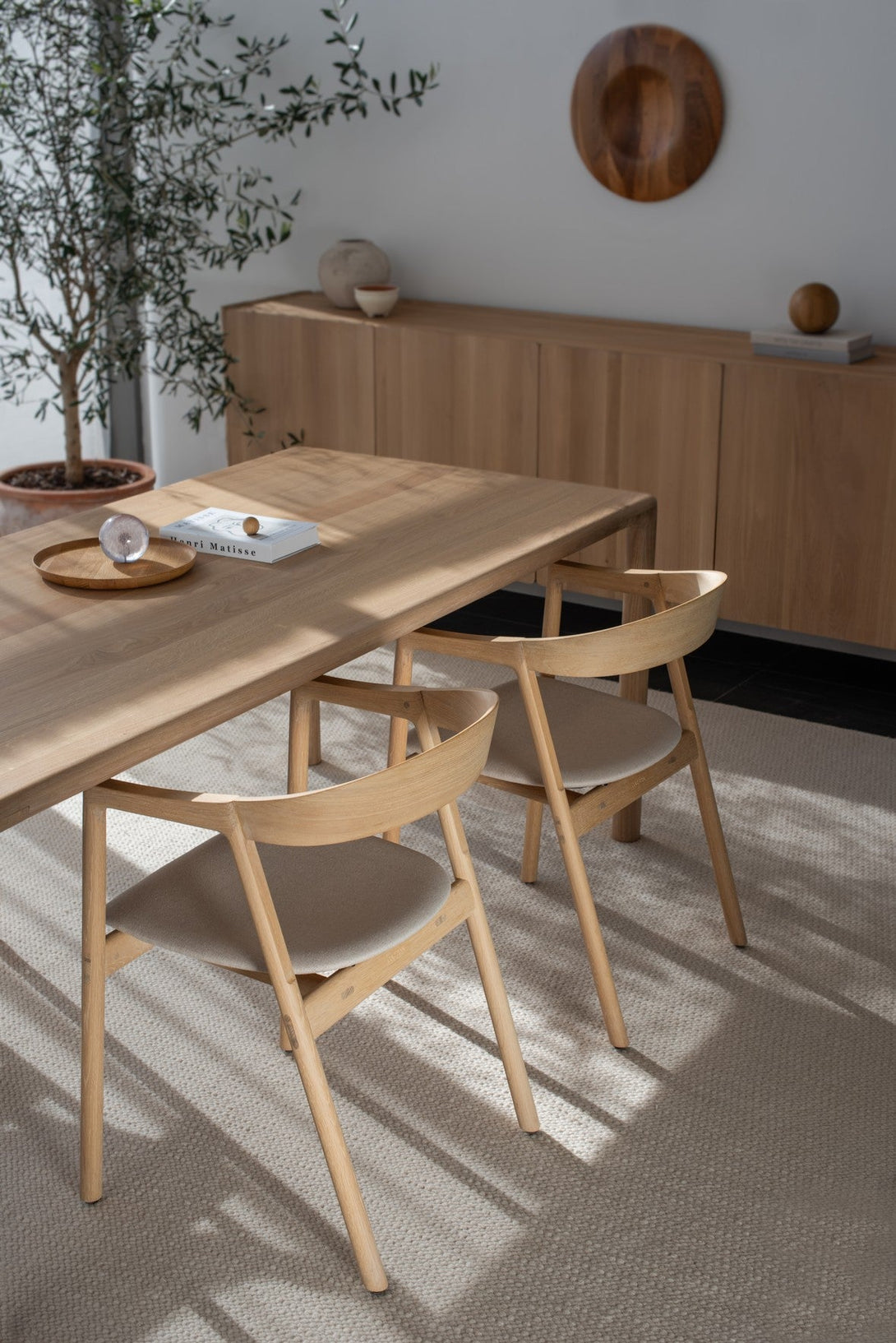 Chaise Gazzda Muna en chêne massif avec dossier courbé et assise rembourrée-11