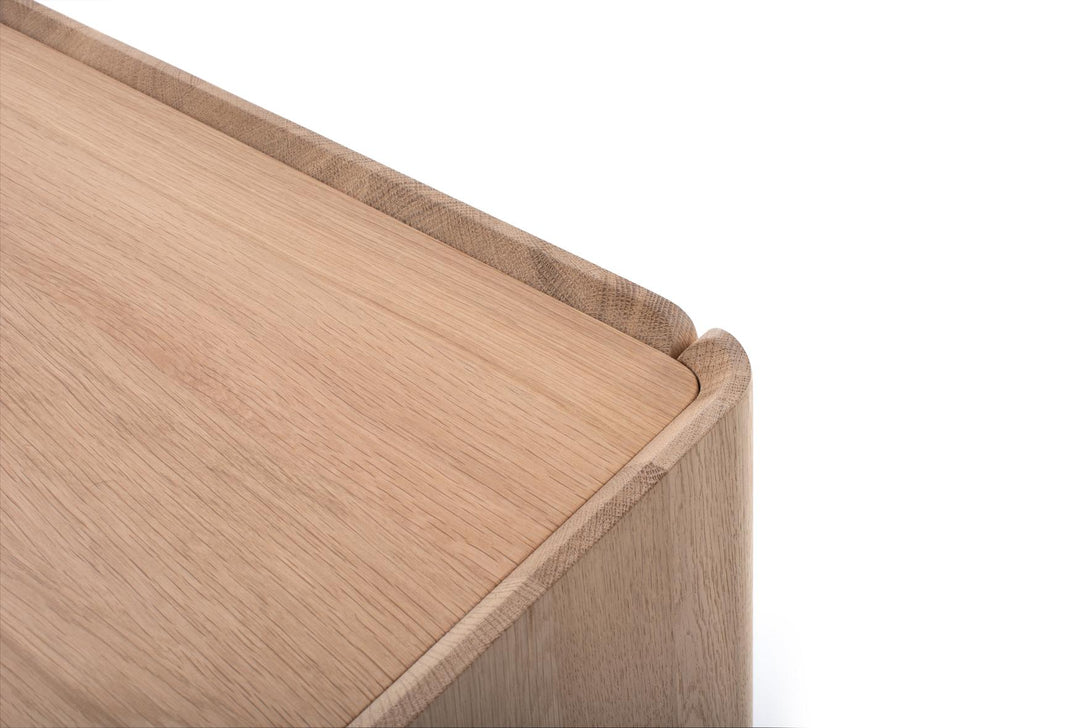 Buffet Gazzda Dvor en chêne massif design doux-11