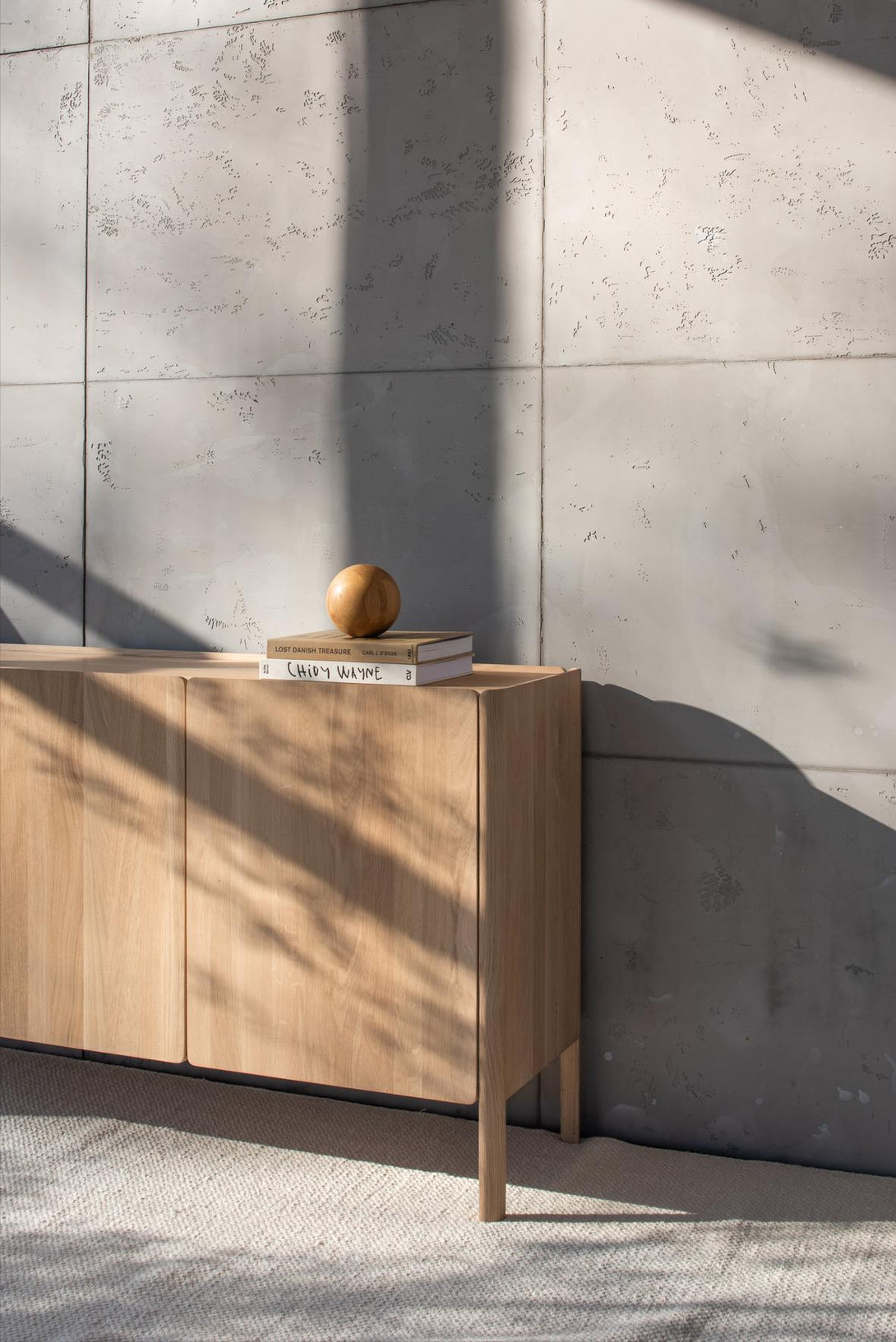 Buffet Gazzda Dvor en chêne massif design doux-05