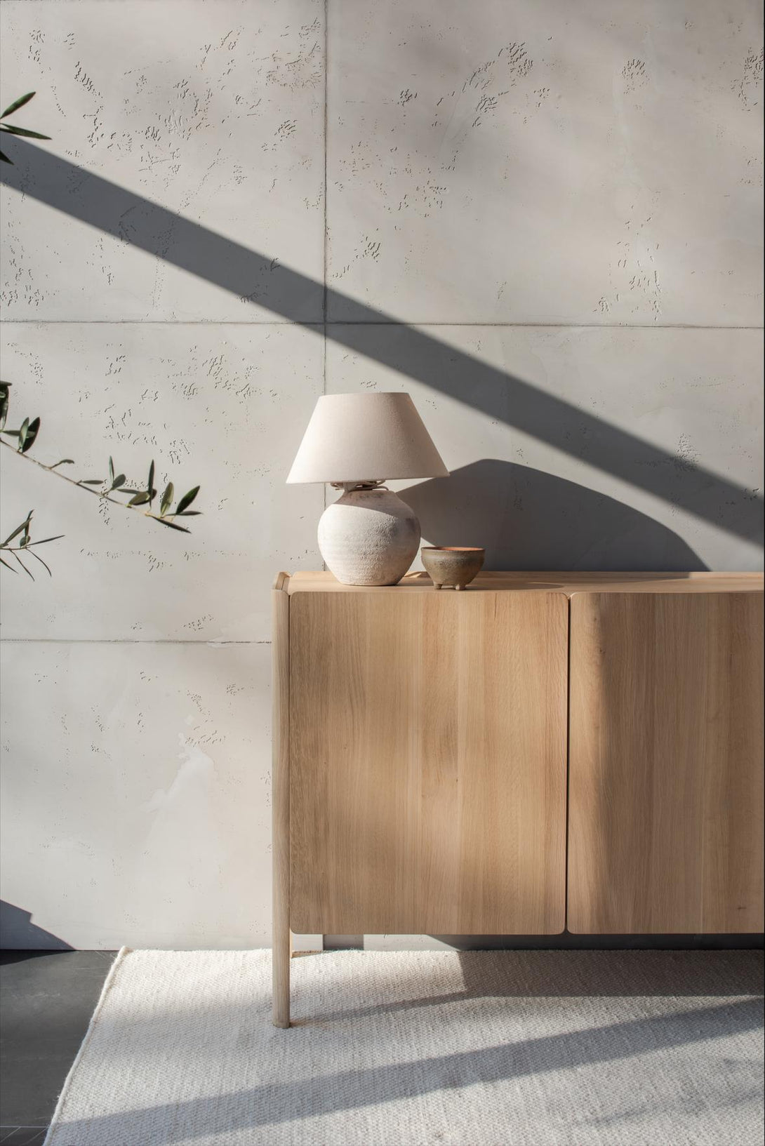 Buffet Gazzda Dvor en chêne massif design doux-07