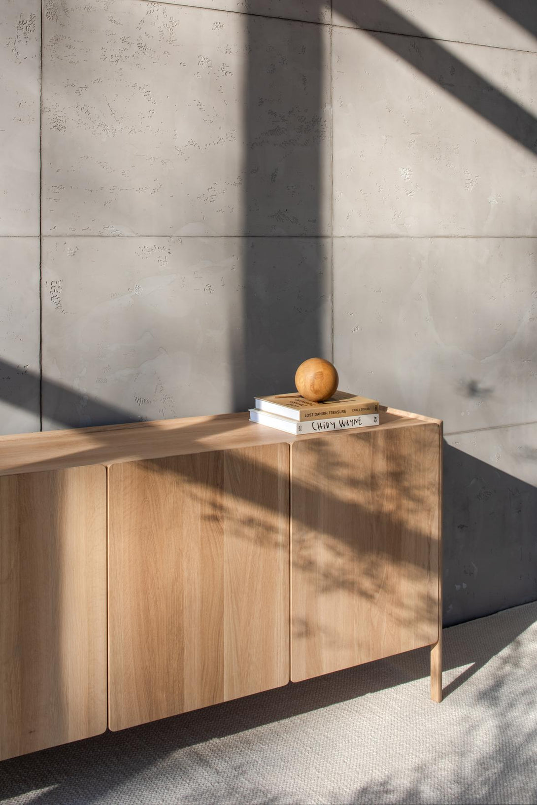 Buffet Gazzda Dvor en chêne massif design doux-06