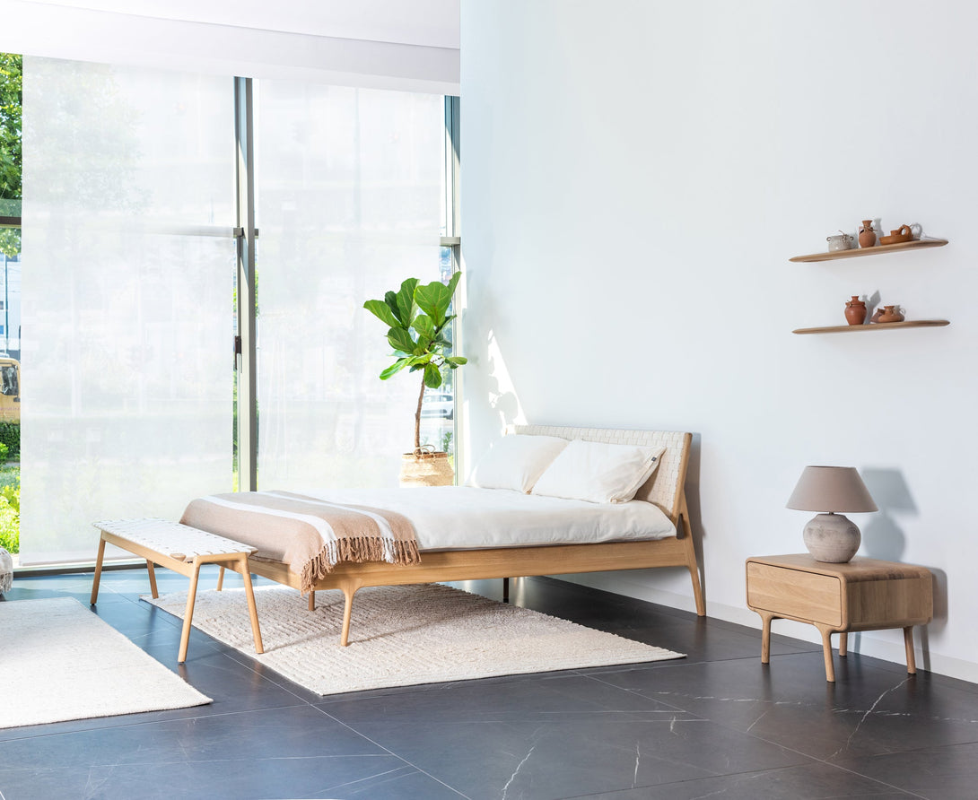 Table de chevet Gazzda Fawn en chêne massif finition White Oil avec tiroir push-to-open-06