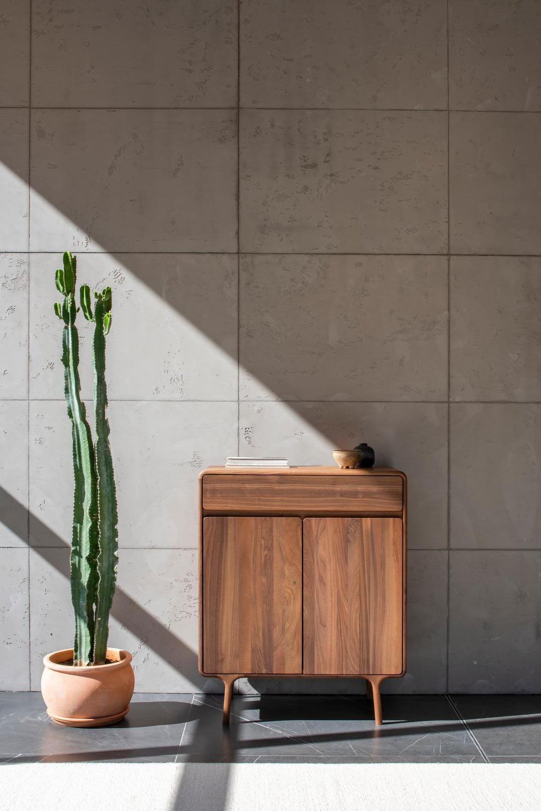 Armoire Gazzda Fawn en chêne ou noyer massif finition huilée avec bords arrondis-08