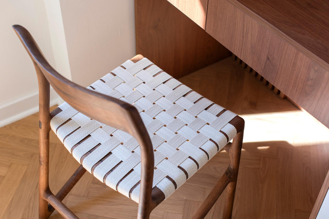 Chaise Gazzda Fawn en chêne ou noyer massif avec assise en coton tressé blanc ou noir-16