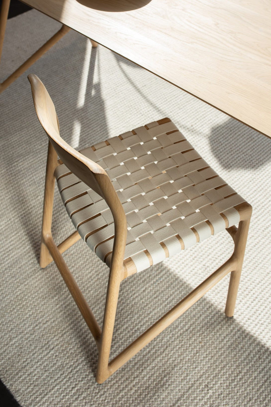 Chaise Gazzda Fawn en chêne ou noyer massif avec assise en coton tressé blanc ou noir-02