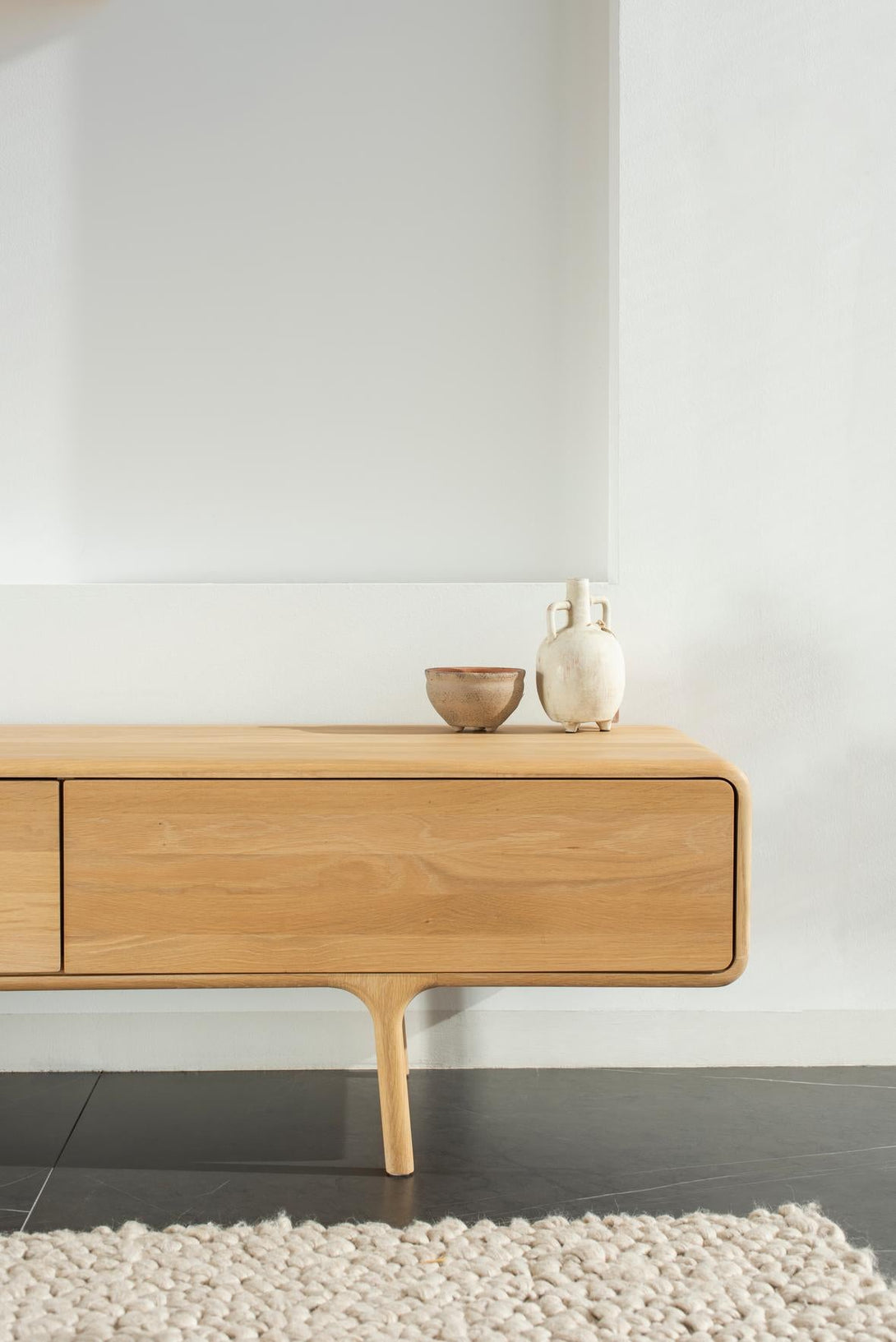 Meuble TV Gazzda Fawn 3 tiroirs en chêne ou noyer massif finition huilée-08