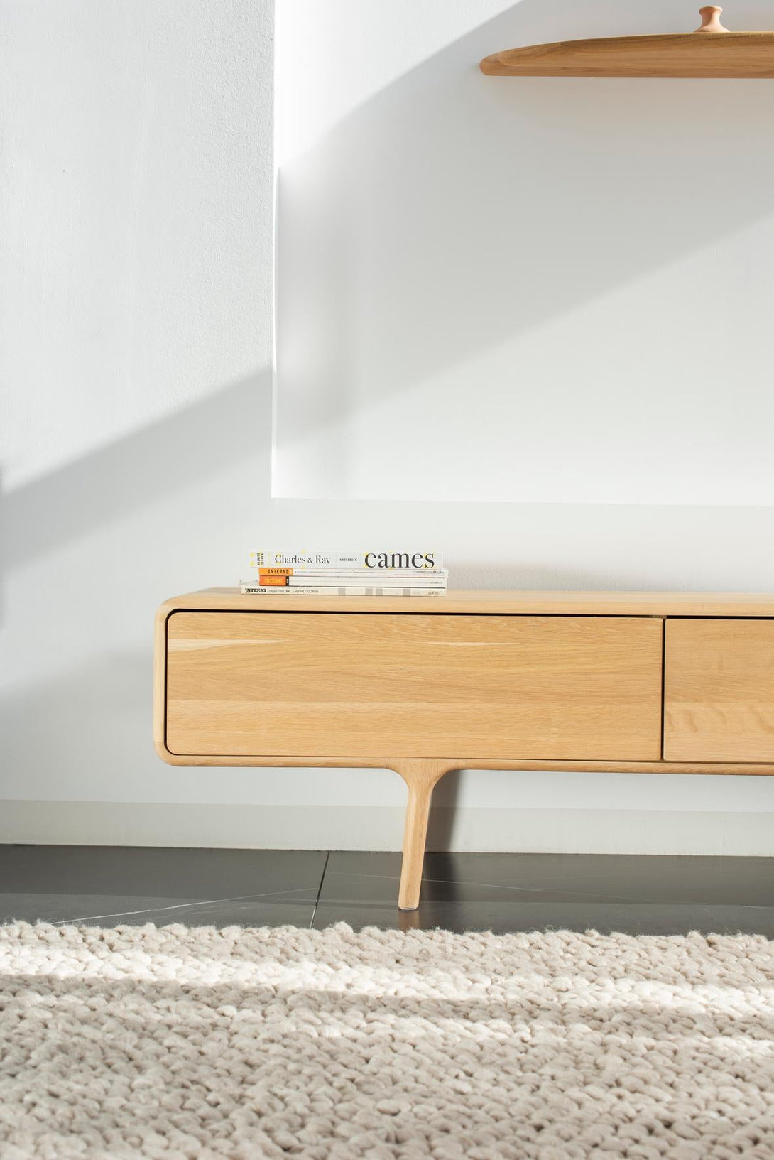 Meuble TV Gazzda Fawn 3 tiroirs en chêne ou noyer massif finition huilée-06