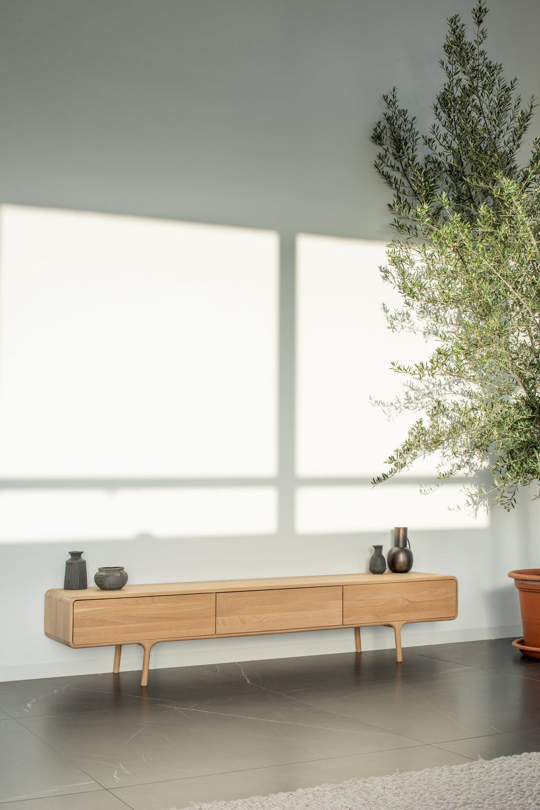 Meuble TV Gazzda Fawn 3 tiroirs en chêne ou noyer massif finition huilée-02