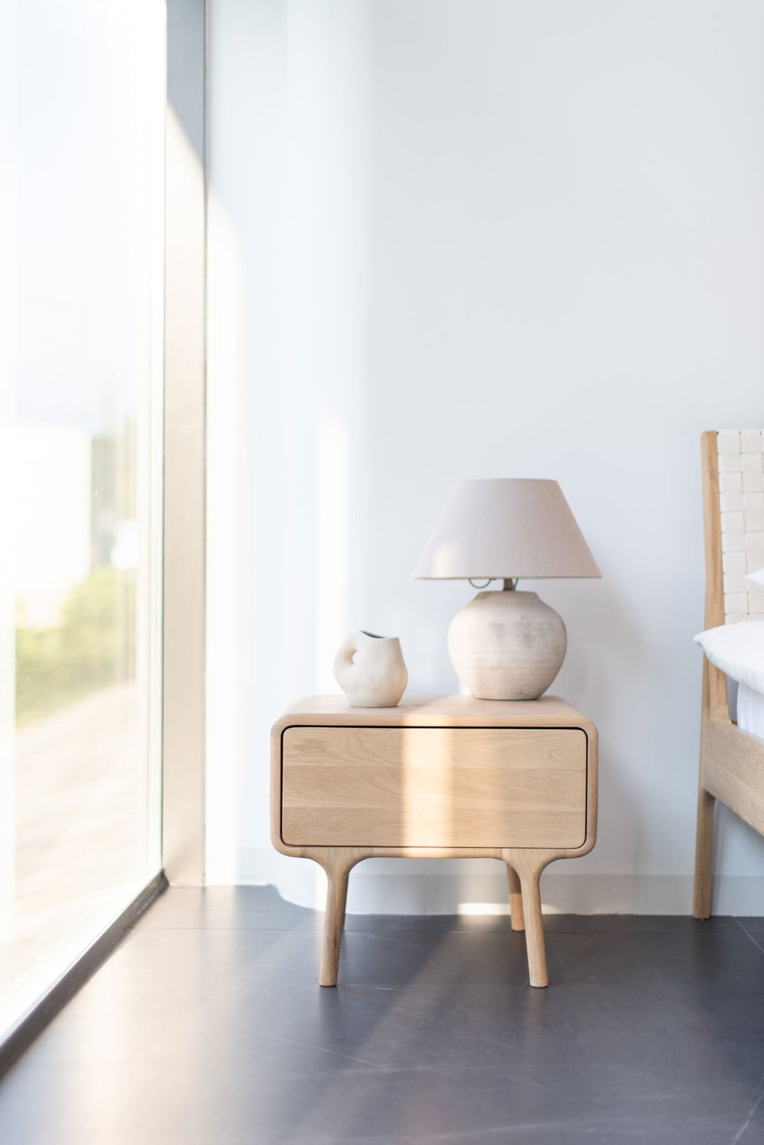 Table de chevet Gazzda Fawn en chêne massif finition White Oil avec tiroir push-to-open-07