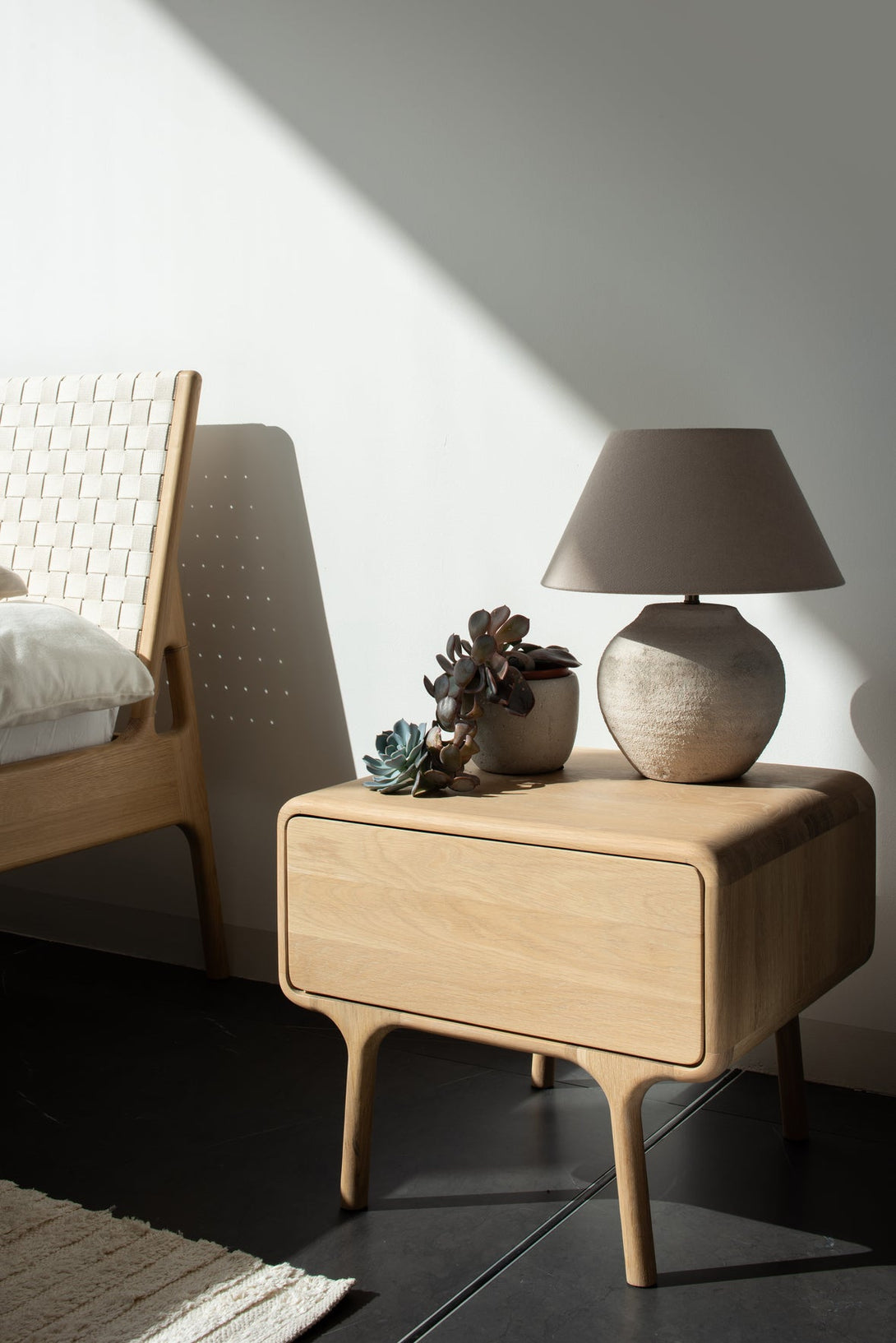 Table de chevet Gazzda Fawn en chêne massif finition White Oil avec tiroir push-to-open-03