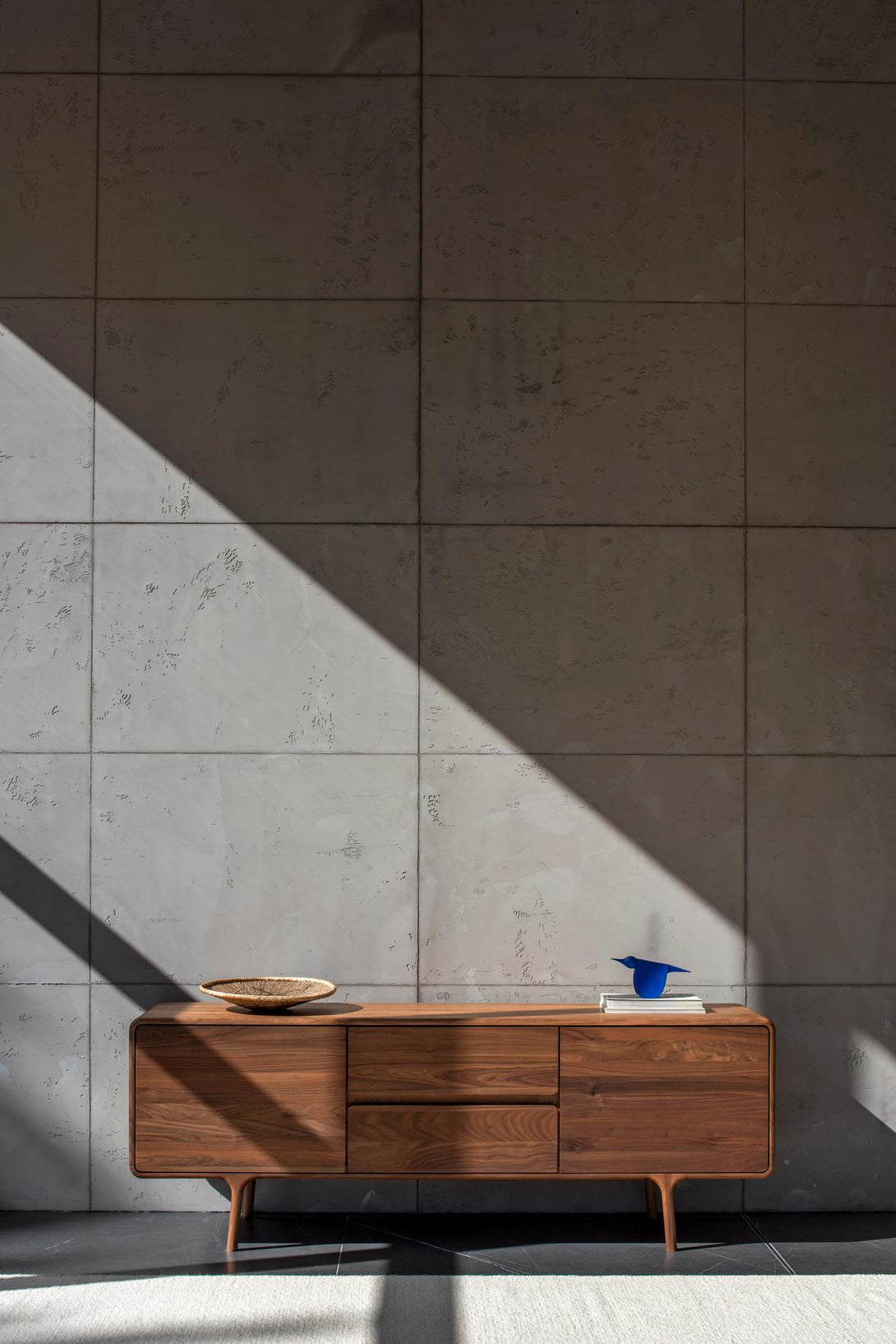 Buffet Gazzda Fawn en chêne ou noyer massif avec portes et tiroirs à fermeture douce-16