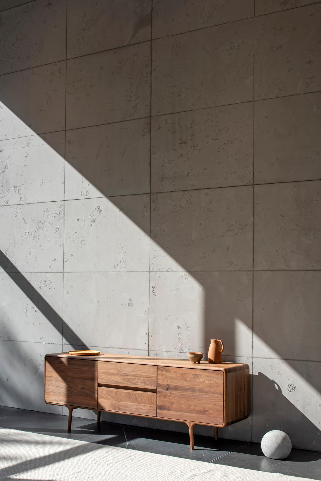 Buffet Gazzda Fawn en chêne ou noyer massif avec portes et tiroirs à fermeture douce-17