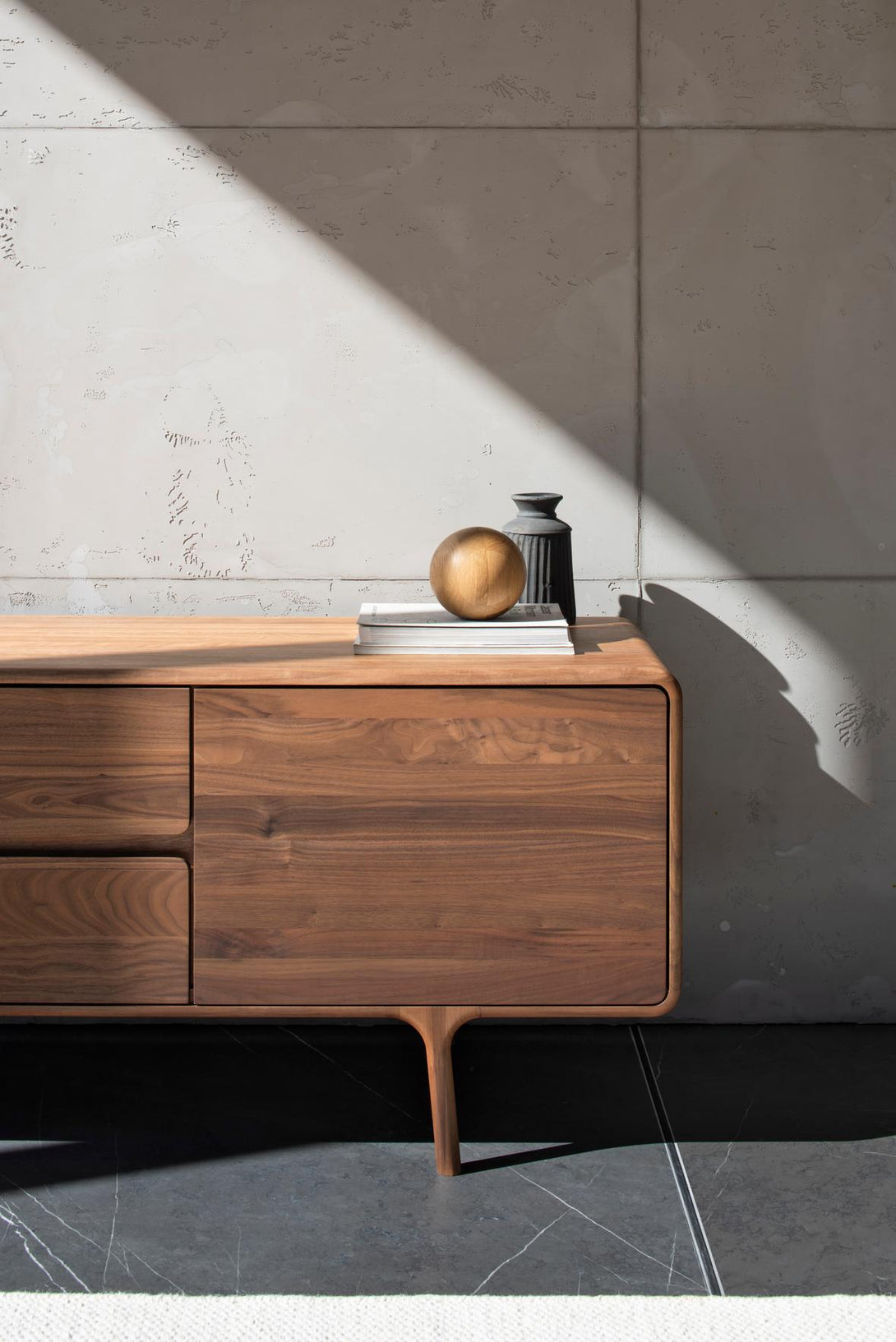 Buffet Gazzda Fawn en chêne ou noyer massif avec portes et tiroirs à fermeture douce-18