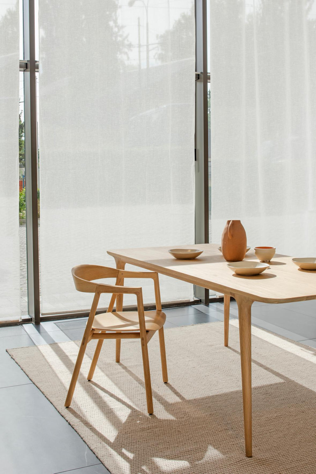 Chaise Gazzda Muna en chêne massif avec dossier courbé et assise rembourrée-31