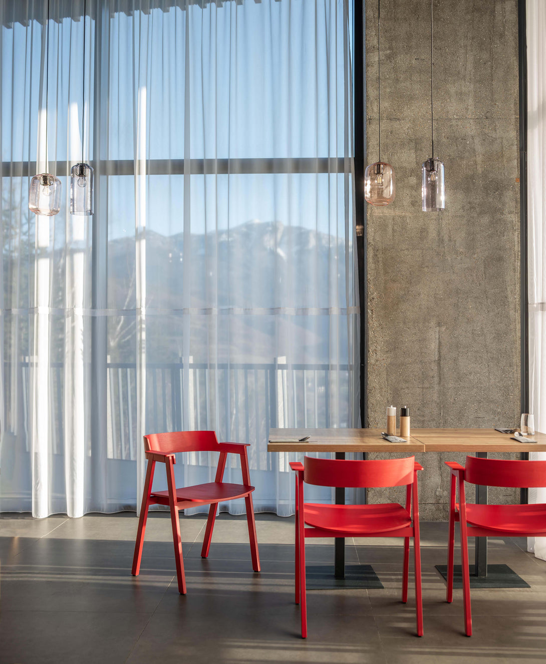 Chaise Gazzda Flip en chêne laqué avec accoudoirs pivotants et assise en cuir ou placage-42