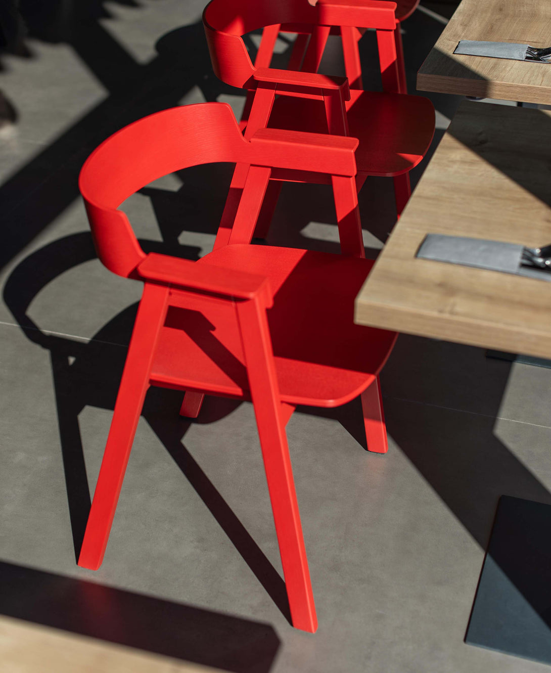 Chaise Gazzda Flip en chêne laqué avec accoudoirs pivotants et assise en cuir ou placage-45