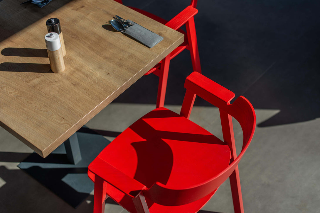 Chaise Gazzda Flip en chêne laqué avec accoudoirs pivotants et assise en cuir ou placage-44