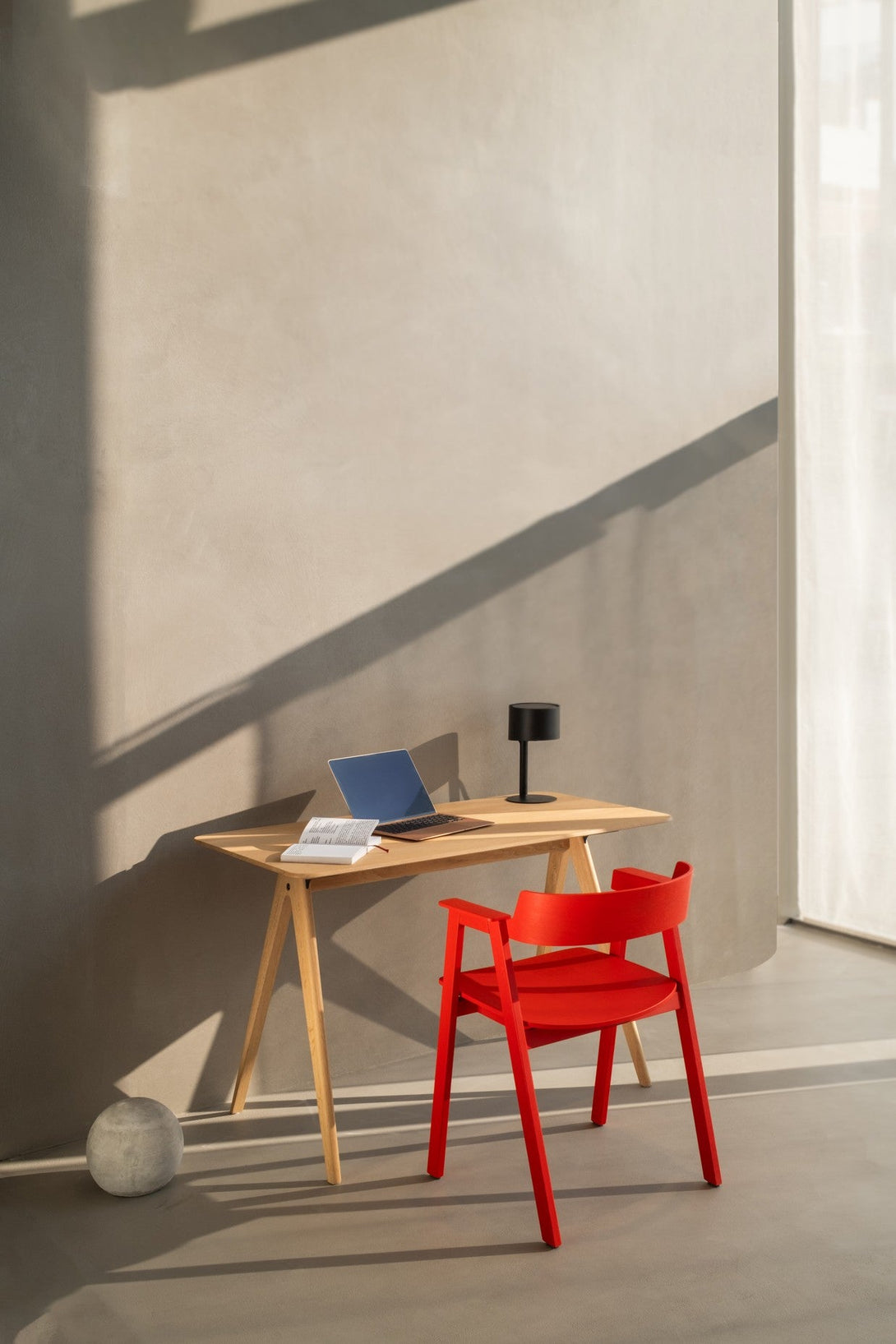 Chaise Gazzda Flip en chêne laqué avec accoudoirs pivotants et assise en cuir ou placage-41